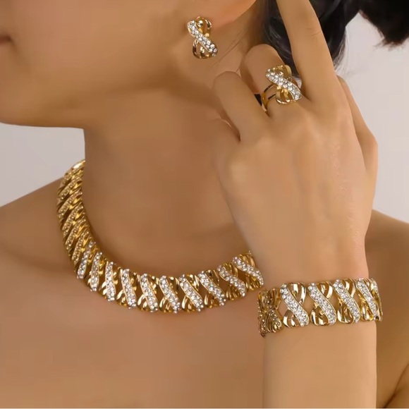 Elegant Gold and Silver Jewelry Set - Picture 4 of 5